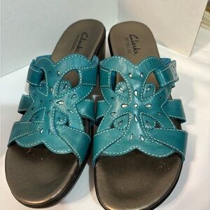 Clarks Women’s 6 1/2 Artisan Bendables Teal Laser Cut‎ Wedge Sandal Leather